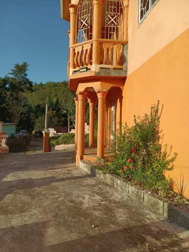 Sligovilla Guest House, Spacious and Private in Caymanas