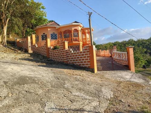 Sligovilla Guest House, Spacious and Private in Caymanas
