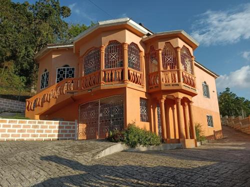 Sligovilla Guest House, Spacious and Private in Caymanas