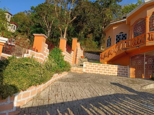 Sligovilla Guest House, Spacious and Private in Caymanas
