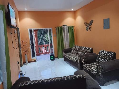Sligovilla Guest House, Spacious and Private in Caymanas