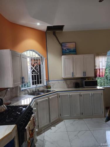 Sligovilla Guest House, Spacious and Private in Caymanas