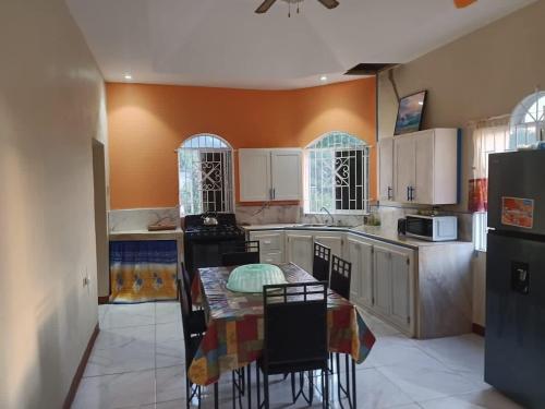 Sligovilla Guest House, Spacious and Private in Caymanas