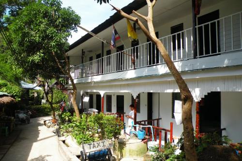 Garden, Coco's Guesthouse in Ko Phi Phi