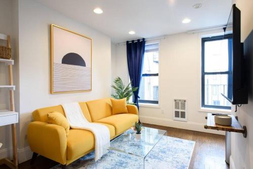 69-5A Celebrate the Season Modern Lower East Side 1BR Apt, New York (photo 2)