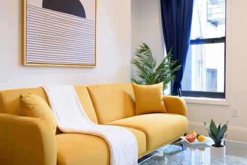 69-5A Celebrate the Season Modern Lower East Side 1BR Apt, New York (photo 3)