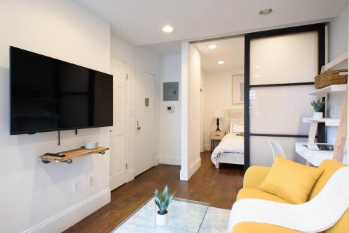 69-5A Celebrate the Season Modern Lower East Side 1BR Apt, New York (photo 5)