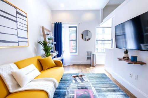 69-5C Festive Comfort Brand New 1BR Lower East Side Christmas Ready, New York (photo 2)