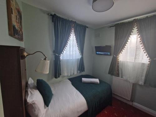 Single Room with Shared Shower and Toilet image 3