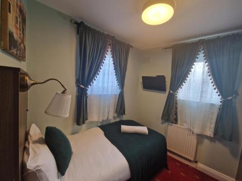 Single Room with Shared Shower and Toilet image 4
