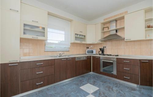 virtuve, Three-Bedroom Holiday Home In Vinjani Gornji in Gornji Vinjani