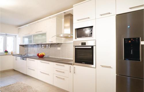 virtuve, Three-Bedroom Holiday Home In Zmijavci in Zmijavci