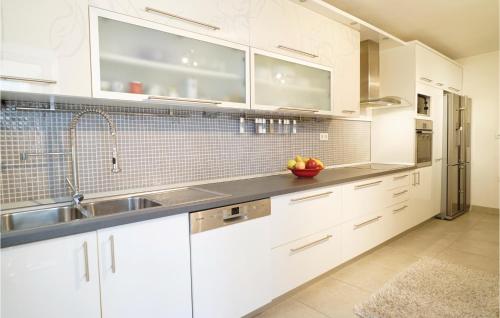 virtuve, Three-Bedroom Holiday Home In Zmijavci in Zmijavci