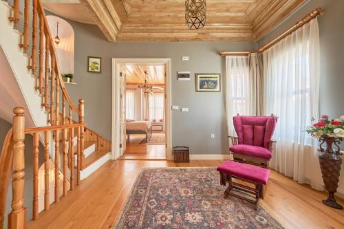 Nostalgic & Comfortable Historical Home! - image 8