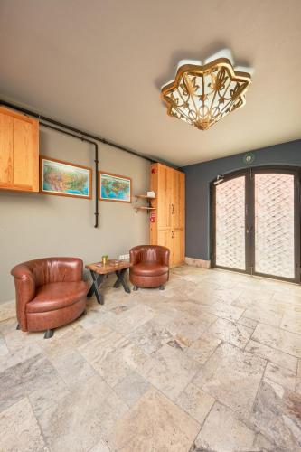 Nostalgic & Comfortable Historical Home! - image 7