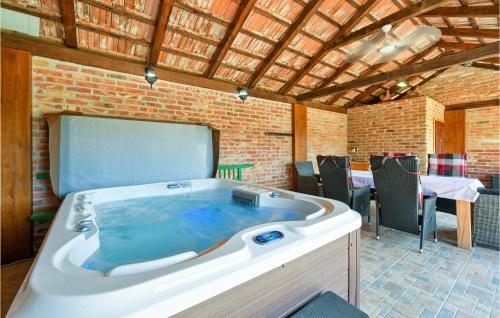 Pezsgőfürdő, Beautiful Home In Sovari With Sauna in Graberje Ivanicko