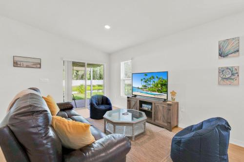 3BR House with Backyard & access to Auburndale Trail in Auburndale, USA