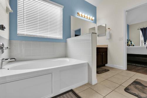 Gorgeous Family Home w Pool, pool Spa, BBQ, Game Room in Davenport, USA