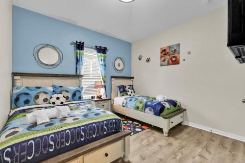 Gorgeous Family Home w Pool, pool Spa, BBQ, Game Room in Davenport, USA