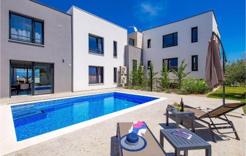 Úszómedence, 2 Bedroom Nice Apartment In Malinska in Zidarici