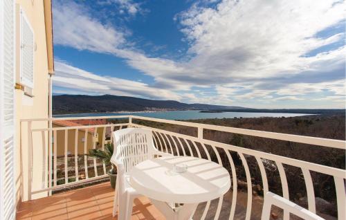 Beautiful Apartment In Kornic With House Sea View - Location saisonnière - Kornić