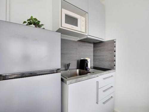 Bright studio with balcony - 2P- Eiffel Tower view - image 5