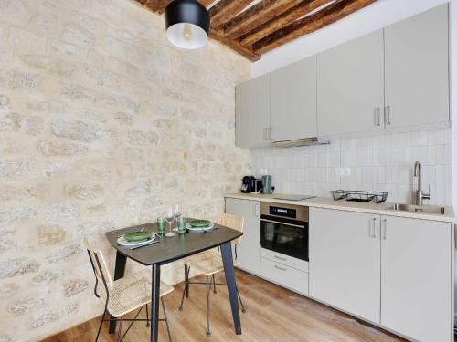 Magnificent Cocoon in the heart of Marais - image 2