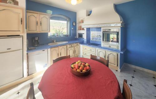 virtuve, Gorgeous Home In Cruzy in Cruzy
