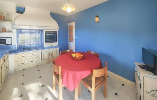 virtuve, Gorgeous Home In Cruzy in Cruzy