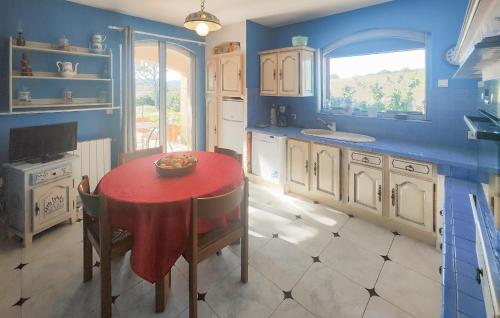 virtuve, Gorgeous Home In Cruzy in Cruzy