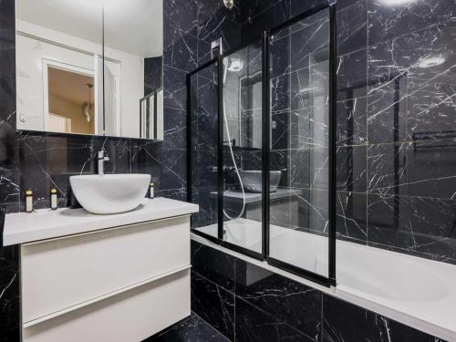 Cosy apt with balcony -3BR-4P- Place des Ternes, Paris (photo 3)