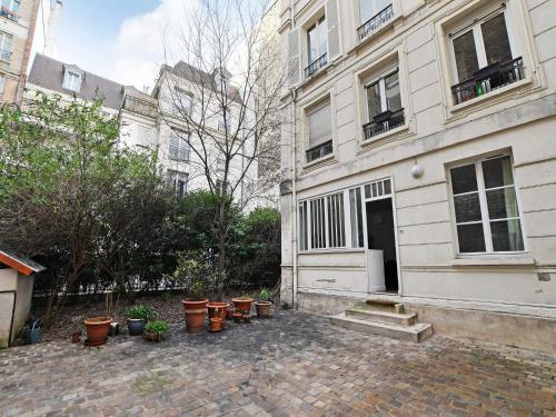 Intimate cocoon near Place des Vosges Bastille - image 11