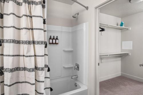 Boutique 1BR near Convention Center - Pool,Htub,Gym Boutique 1BR near Convention Center - Pool,Htub,Gym