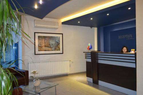 Riverside Hotel - image 4