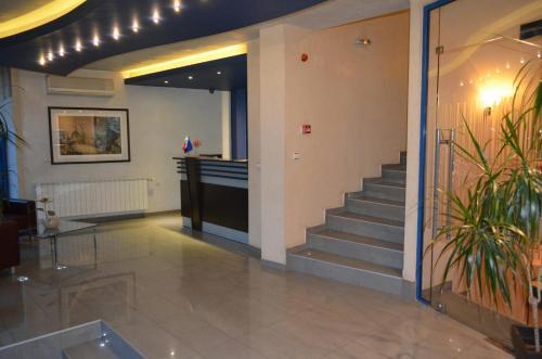 Riverside Hotel - image 5