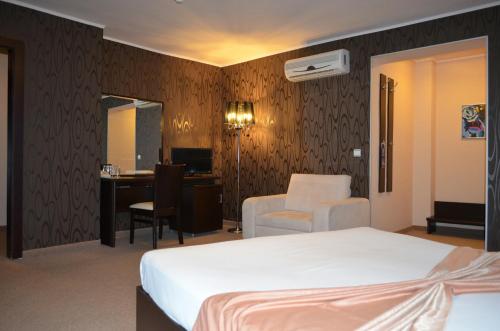 Riverside Hotel - image 11