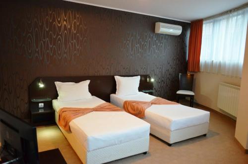 2 twin beds, 1 sofa bed
