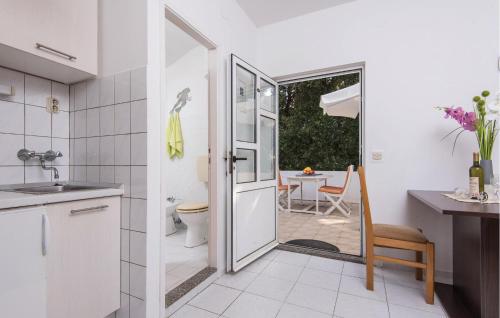 virtuve, 2 Bedroom Lovely Apartment In Zuljana in Zuljana