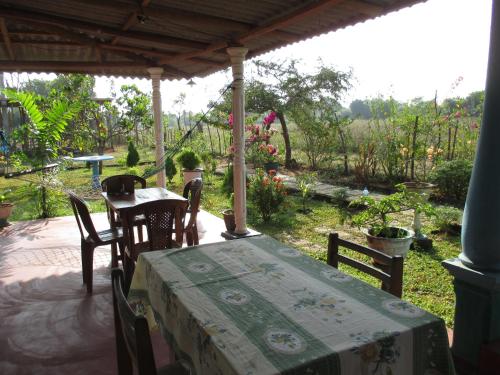 Étterem, Village Garden Inn in Parasangaswewa