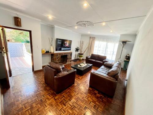 Shared lounge/TV area, The African Flamingo in Sunnyridge