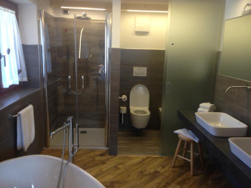 Suite, duplex, junior