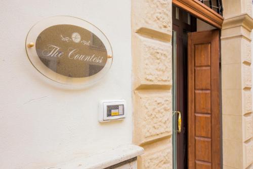 Lady Capulet Apartments - image 13