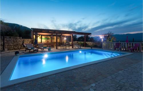Peldbaseins, Seven-Bedroom Holiday Home In Dicmo in Osoje