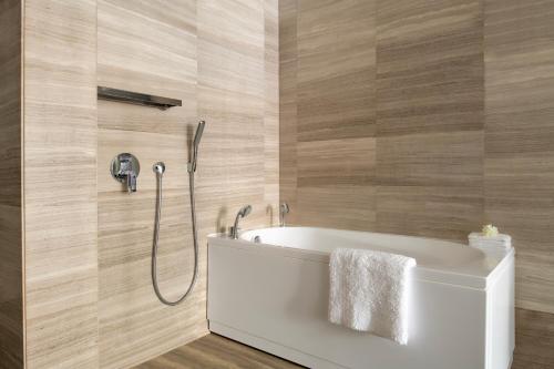 Junior Suite 1 King image 7