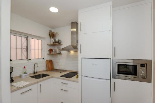 Studio Apartment with Balcony image 7