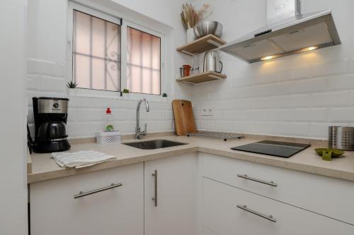 Studio Apartment with Balcony image 5