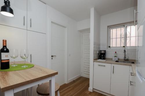 Studio Apartment with Balcony image 4