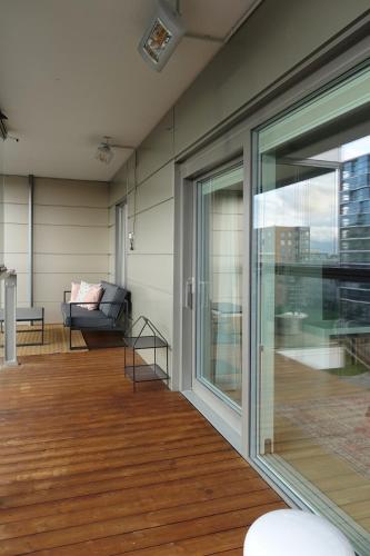 Modern 1BR with Huge Balcony Above Mall of Tripla, Helsinki (photo 9)