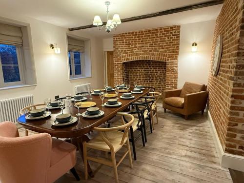 Rose Cottage, Luxury cottage, sleeps 16 in Weasenham