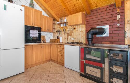 virtuve, Beautiful Home In Breze With Wifi in Breze